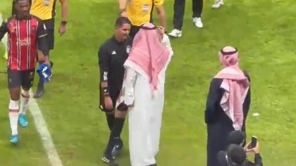 رئيس الهلال يفض اشتباكاً بين مدرب الرائد وأحد اعضاء الجهاز الفني .. فيديو