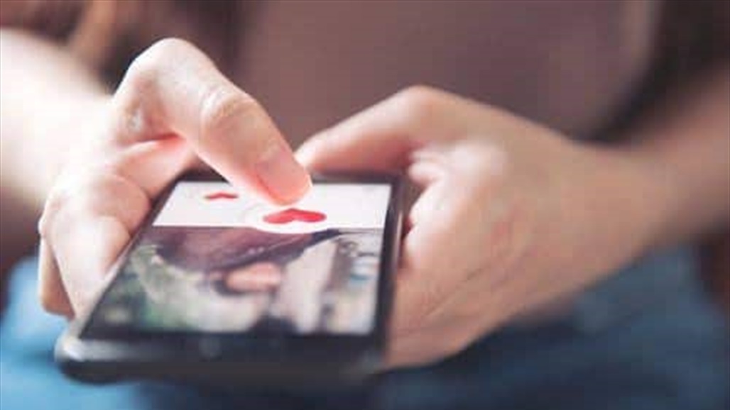 مستشار علاقات: دخول الرجل للحمام مع هاتفه مؤشر على الخيانة الزوجية .. فيديو