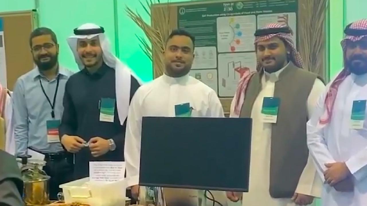 طلاب سعوديون يحولون بقايا الأرز ومخلفات النخيل إلى وقود حيوي .. فيديو