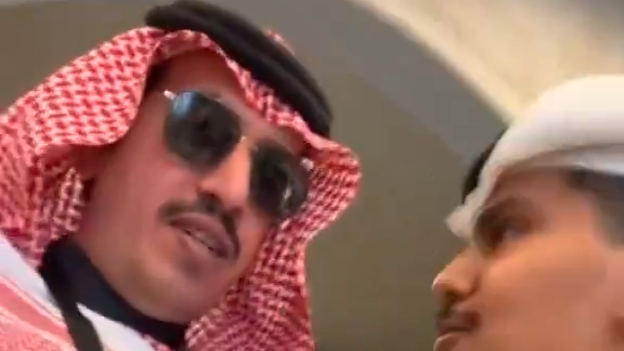 ردة فعل كوميدية لـ عبد العزيز الشهري مع مُعجب نسي اسمه.. فيديو