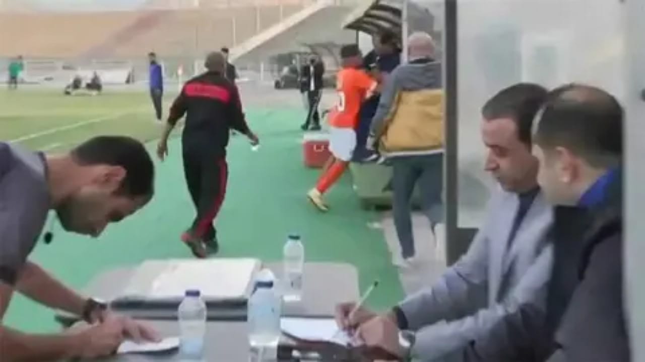 لاعب مصري يعتدي على مدربه بعد استبداله .. فيديو