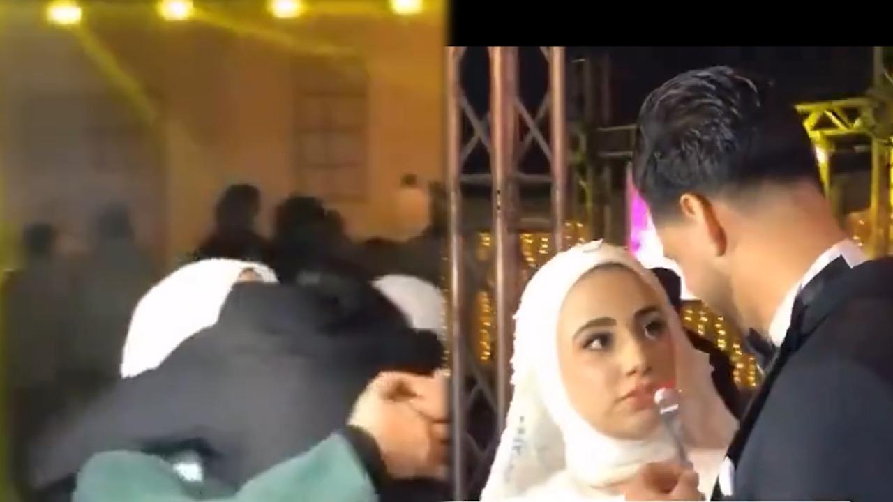 عريس يحرج عروسته ويقدم الكيك لوالدته بدلاً منها في حفل زفافه .. فيديو