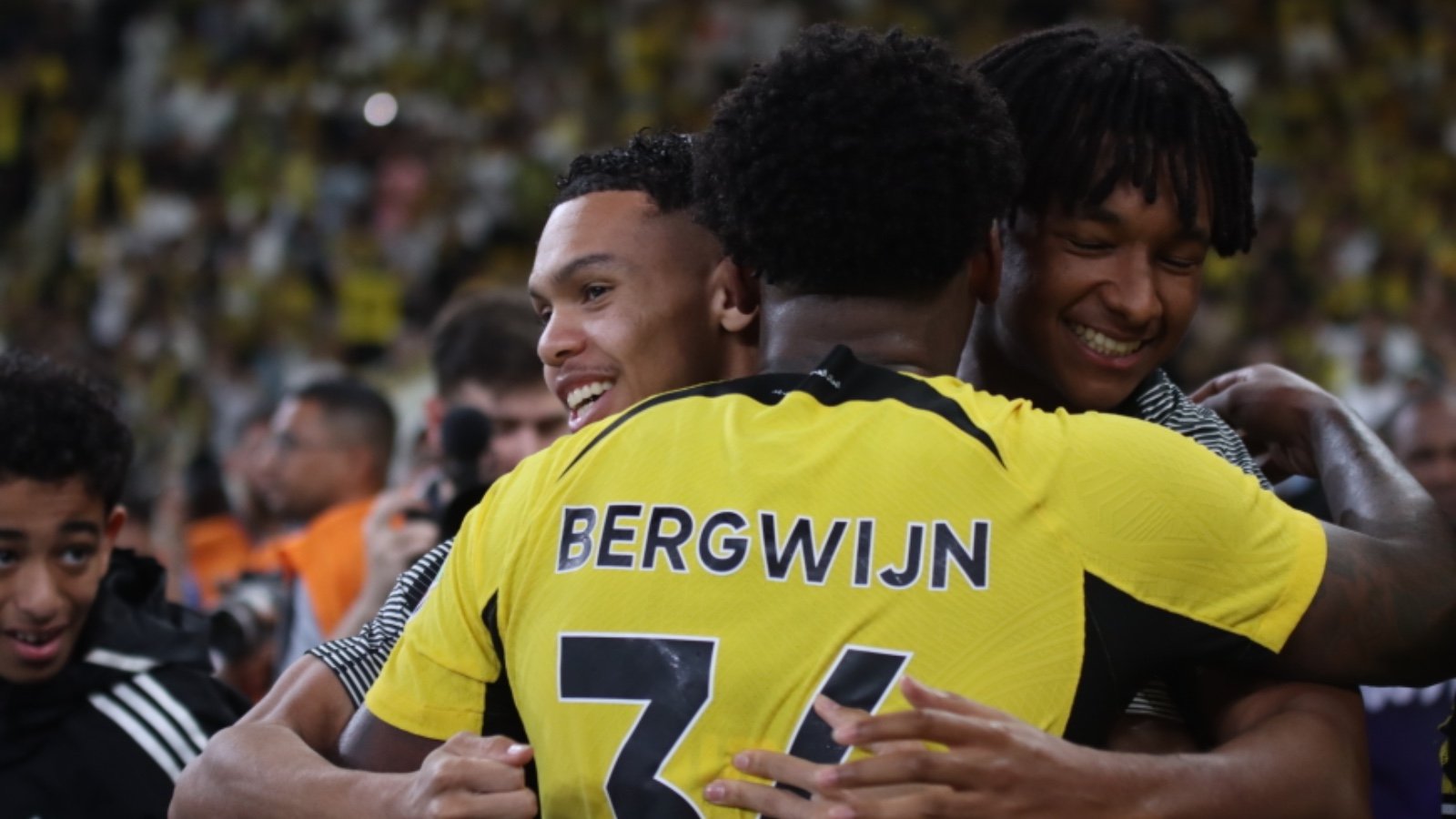 لاعبي الاتحاد يحتفلون مع الجماهير على أنغام : يا منيتي .. فيديو