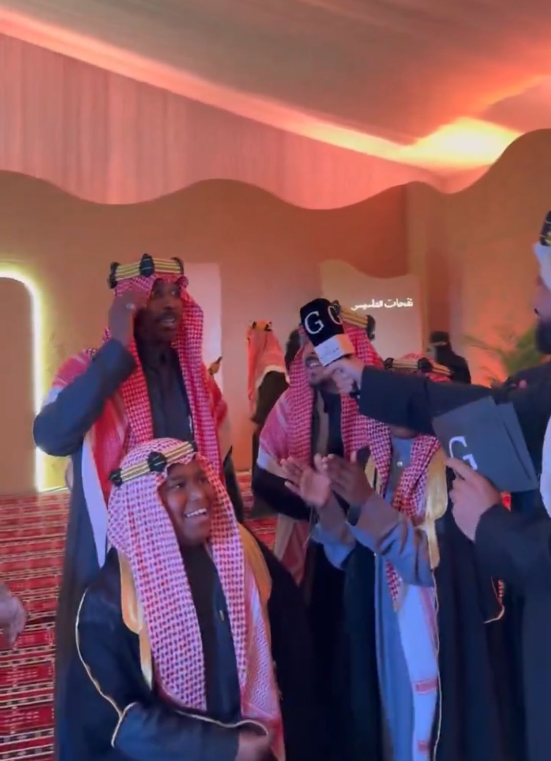 شبان يتفاعلون مع الأنغام بسعادة في احتفال دخون الإمارتية بمناسبة يوم التأسيس .. فيديو