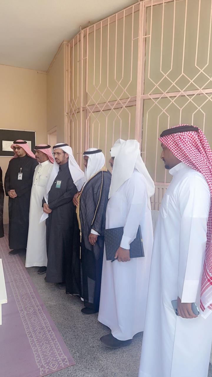 مديرة مدرسة بـ الشفا تكرم حارس يوم تقاعده بطريقة مميزة.. فيديو وصور