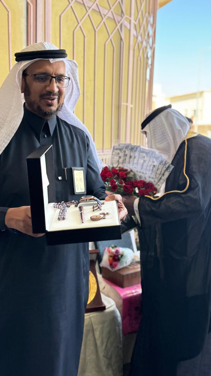 مديرة مدرسة بـ الشفا تكرم حارس يوم تقاعده بطريقة مميزة.. فيديو وصور