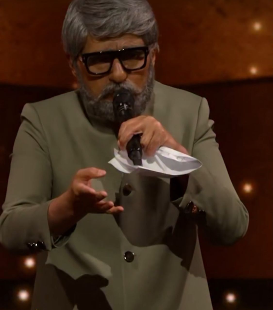  رامز جلال يفاجئ سمية الخشاب في حفل Joy Awards بعد أزمة كسر ذراعها