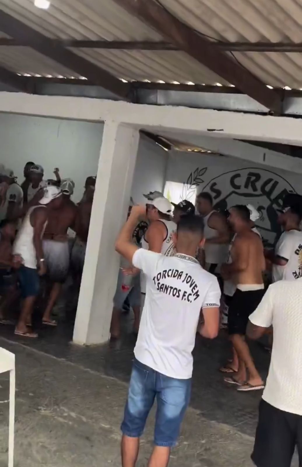 جماهير سانتوس تبدأ الاحتفالات وتردد: أهلا بك نيمار وأهلا بعودتك .. فيديو