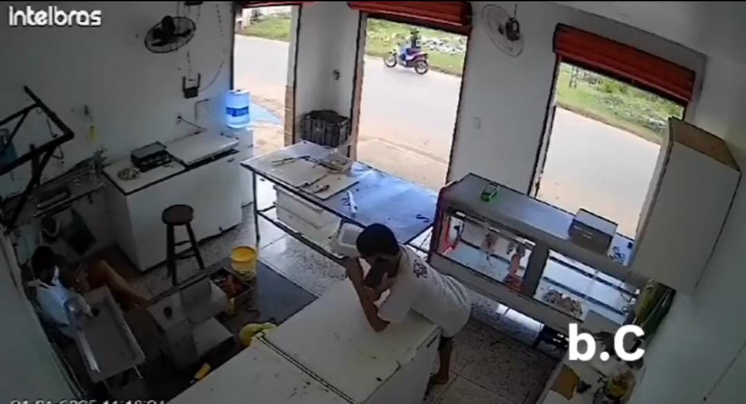 شاب يتعرض لصدمة كهربائية مروعة أثناء استخدام هاتفه بالشاحن.. فيديو