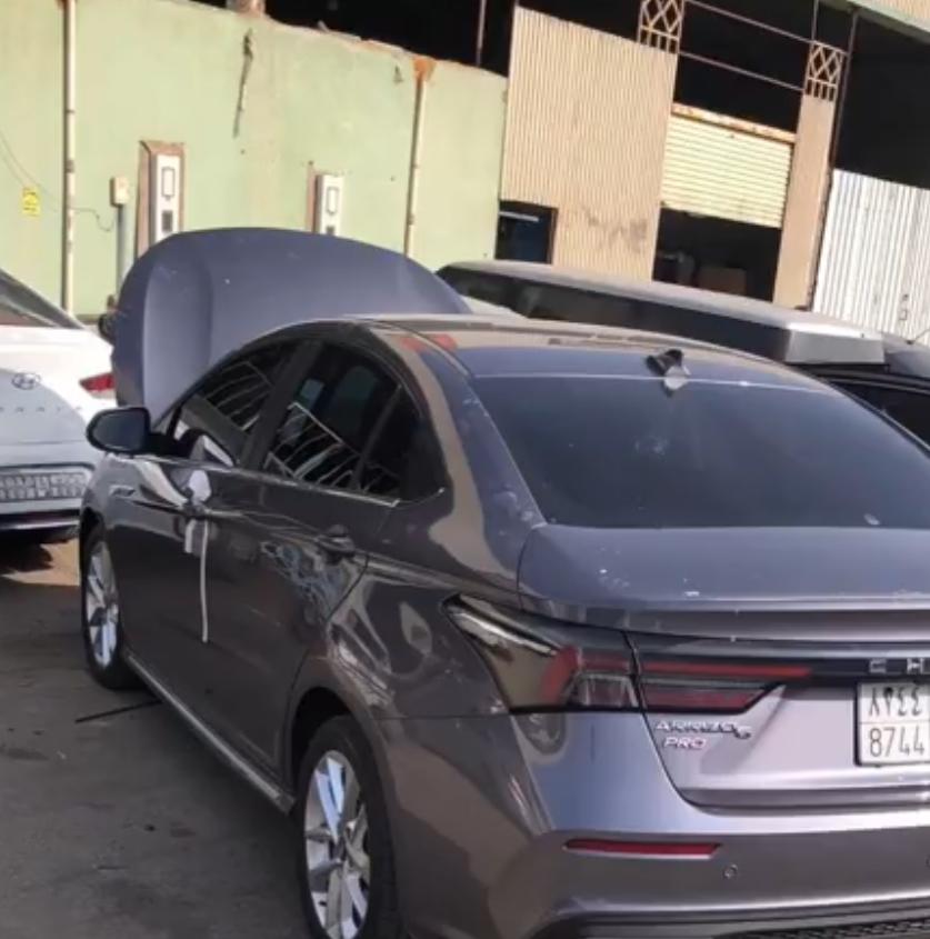 شاب يكتشف سيارته التالفة معروضة للبيع على أنها سليمة من الحوادث .. فيديو