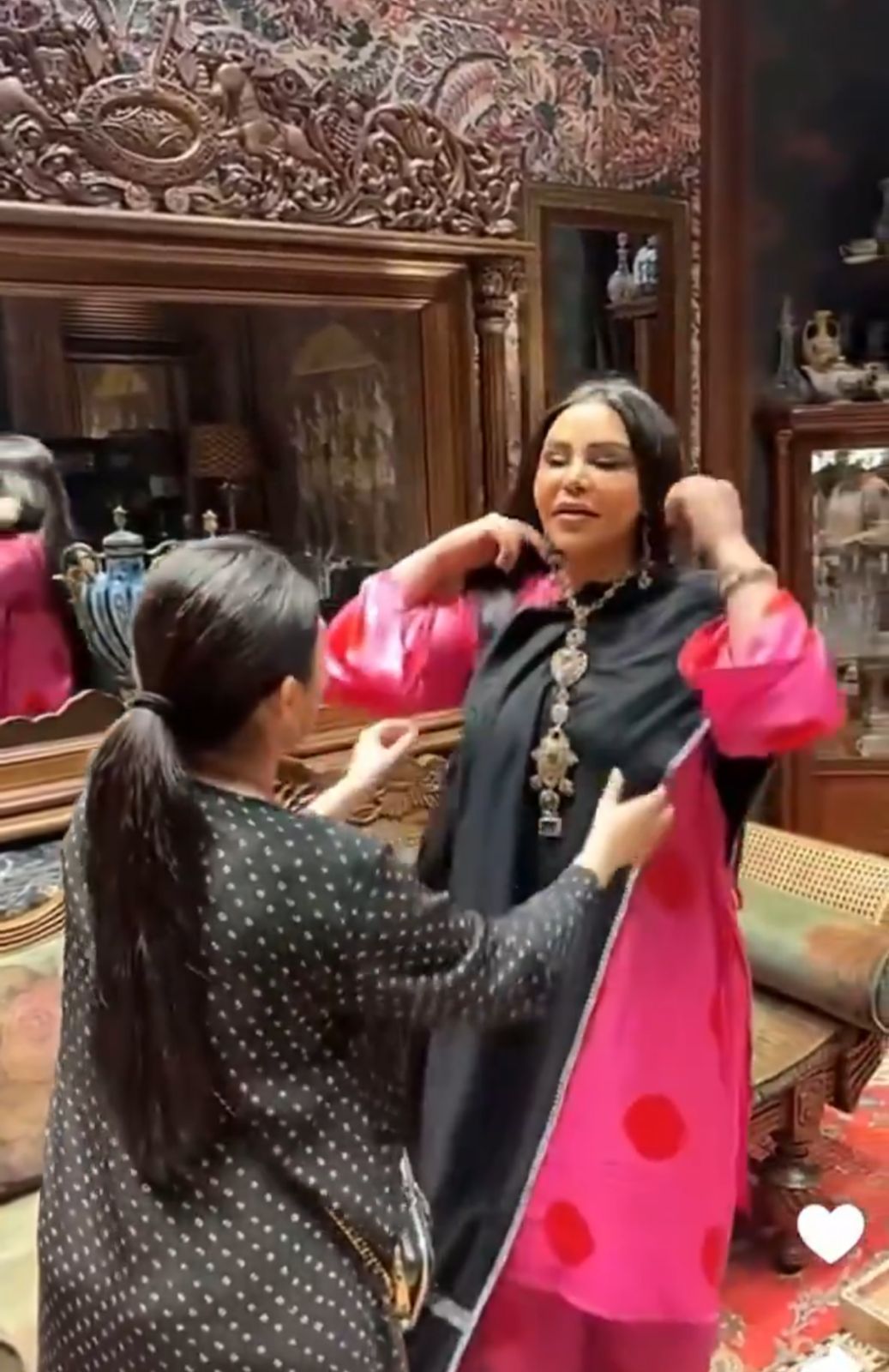 مبارك الهاجري يكشف عن هويات زوجته أحلام .. فيديو