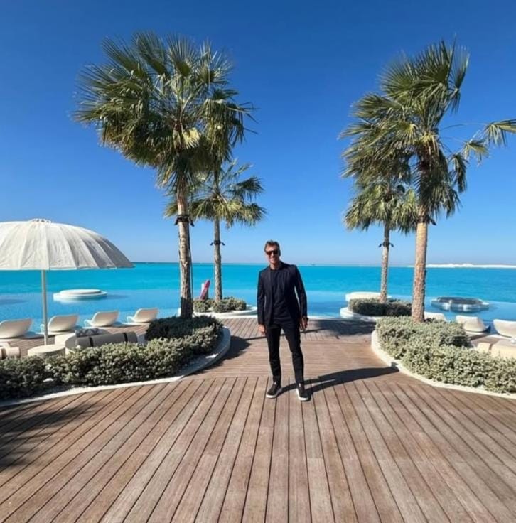 رينارد وزوجته يستمتعان بالإجازة في جزيرة شيبارة .. صور