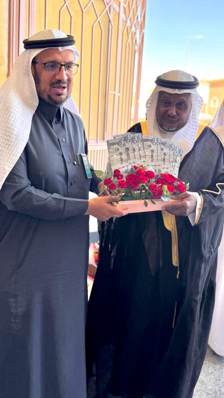 مديرة مدرسة بـ الشفا تكرم حارس يوم تقاعده بطريقة مميزة.. فيديو وصور