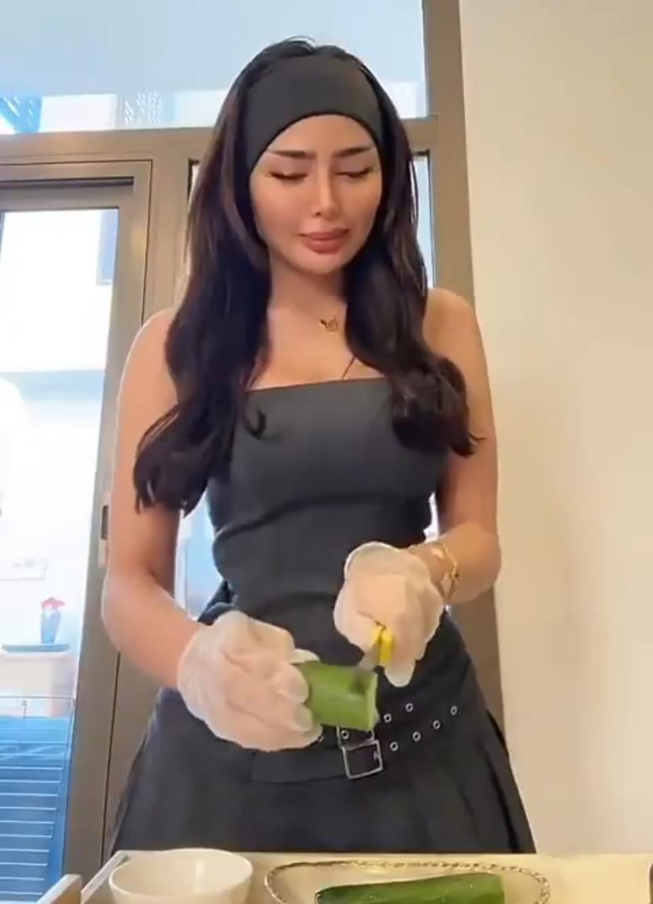 مروج الرحيلي تثير الجدل بطريقتها في تحضير الغداء.. فيديو