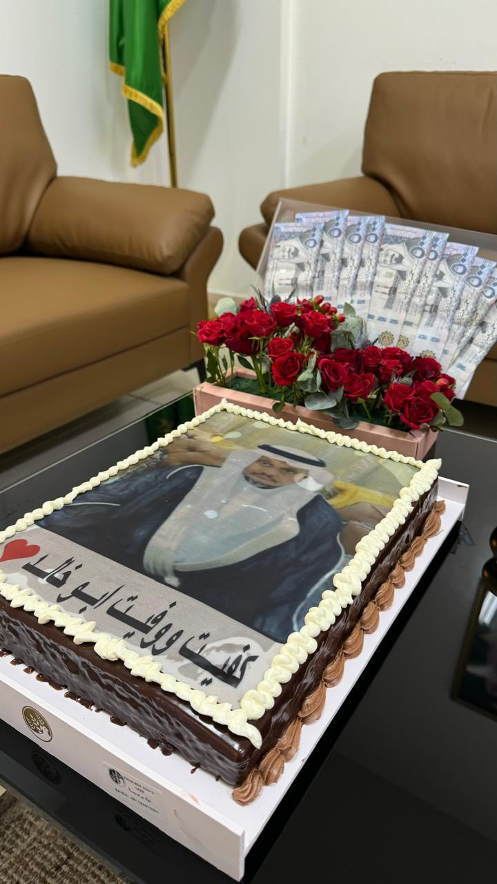 مديرة مدرسة بـ الشفا تكرم حارس يوم تقاعده بطريقة مميزة.. فيديو وصور