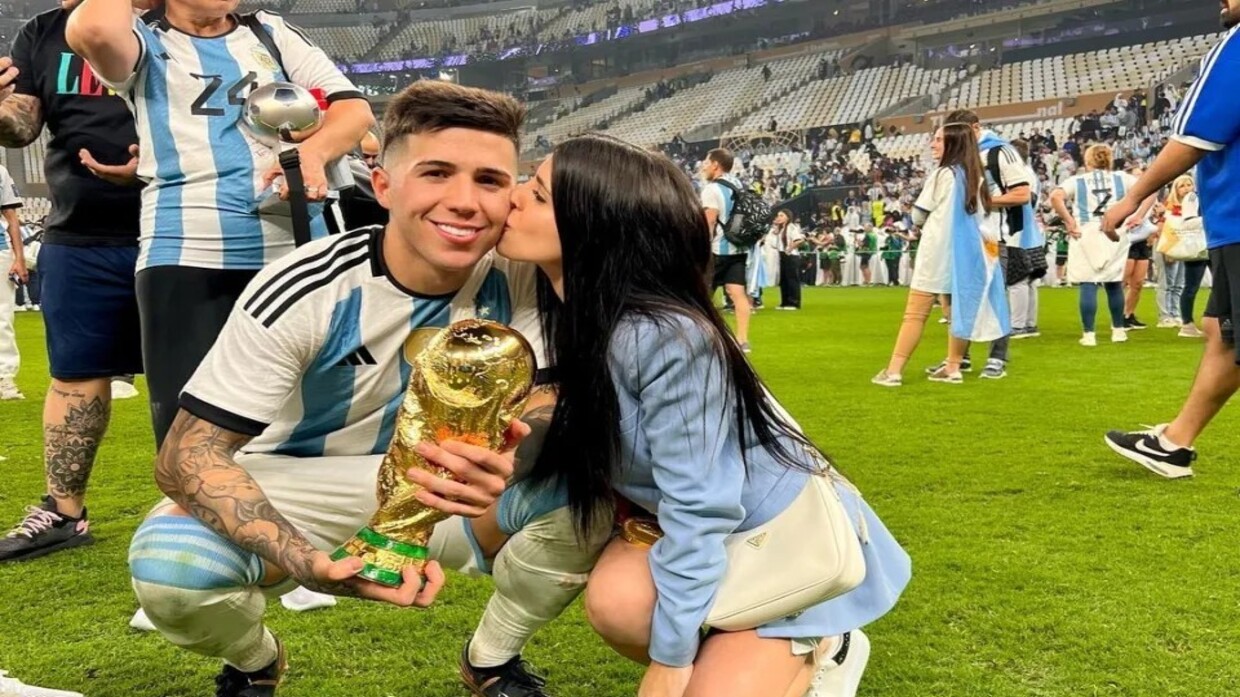 قبلة تشعل الجدل بشأن احتمالية عودة نجم الأرجنتين لزوجته