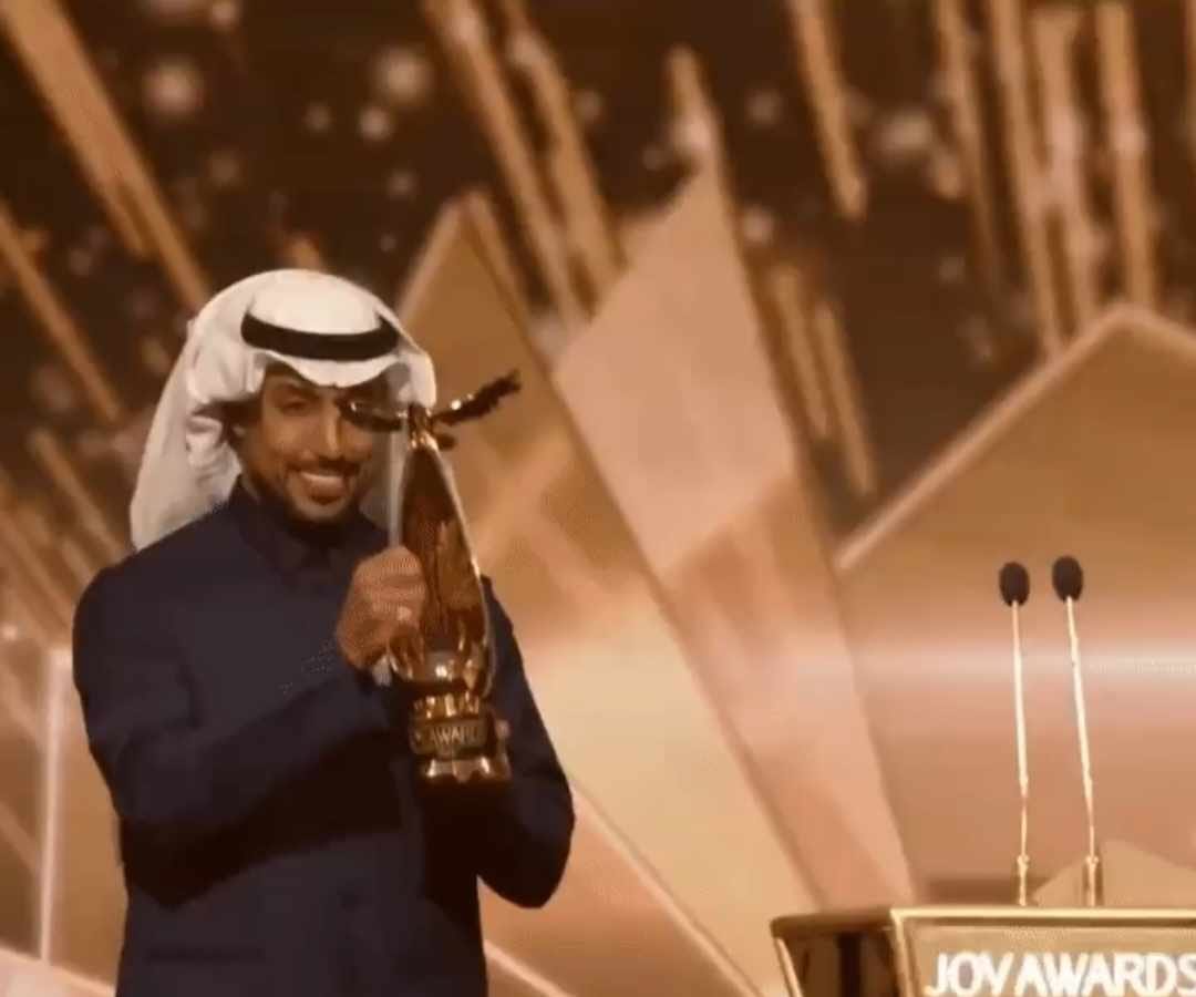 سالم الدوسري يتقهوى مع جائزة الرياضي المفضل.. فيديو