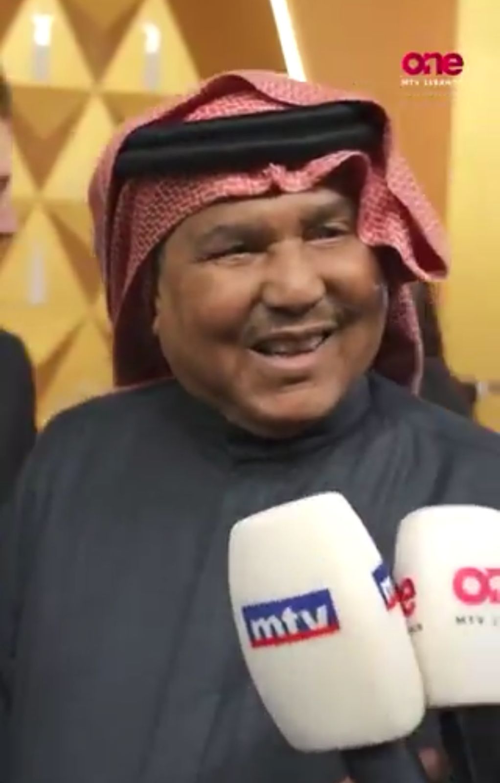 محمد عبده يتحدث باللغة اللبنانية ويصف أجواء حفل Joy Awards .. فيديو