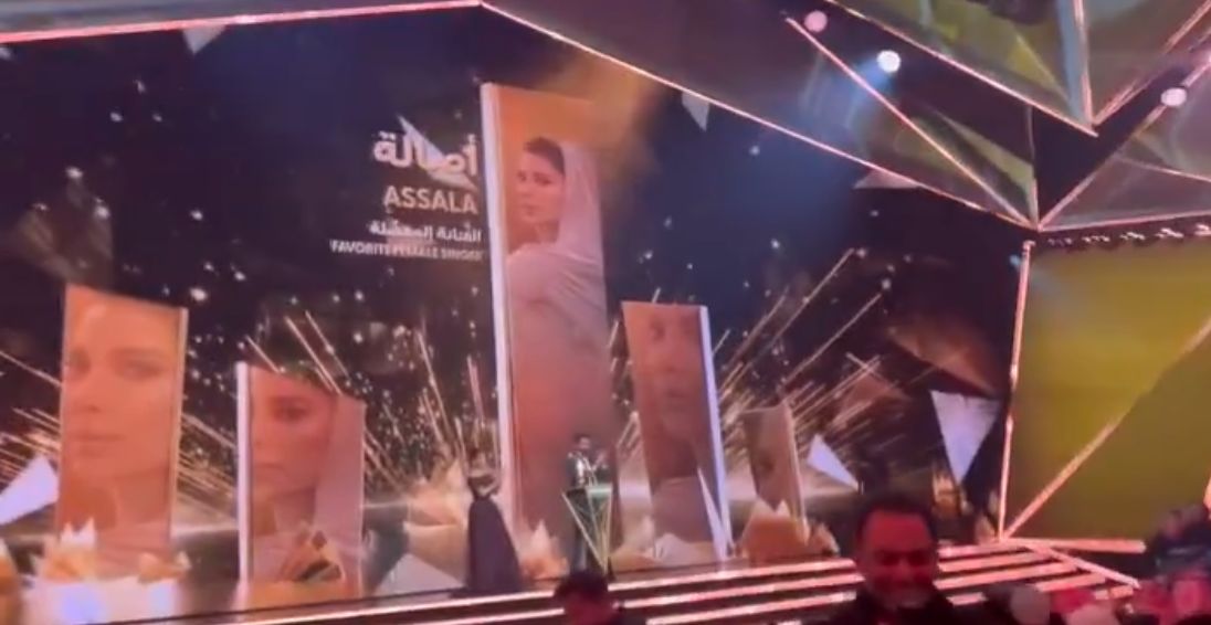 ردة فعل نجل أصالة لحظة استلامها جائزة المطربة المفضلة في Joy Awards .. فيديو