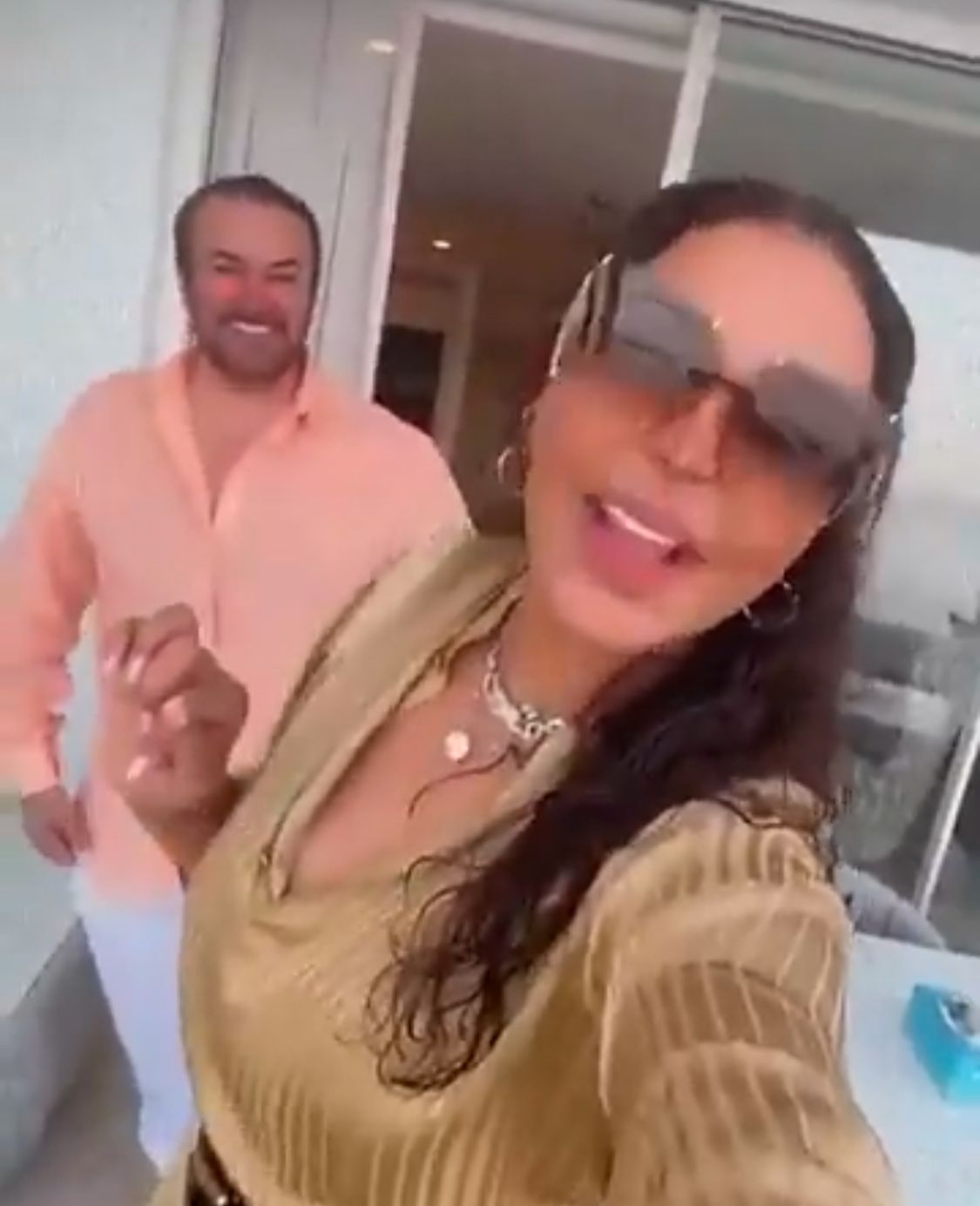 زوج أحلام يغازلها بسعادة: وش هالجسم الحلو ما تاكلين عيش والأخيرة ترد .. فيديو