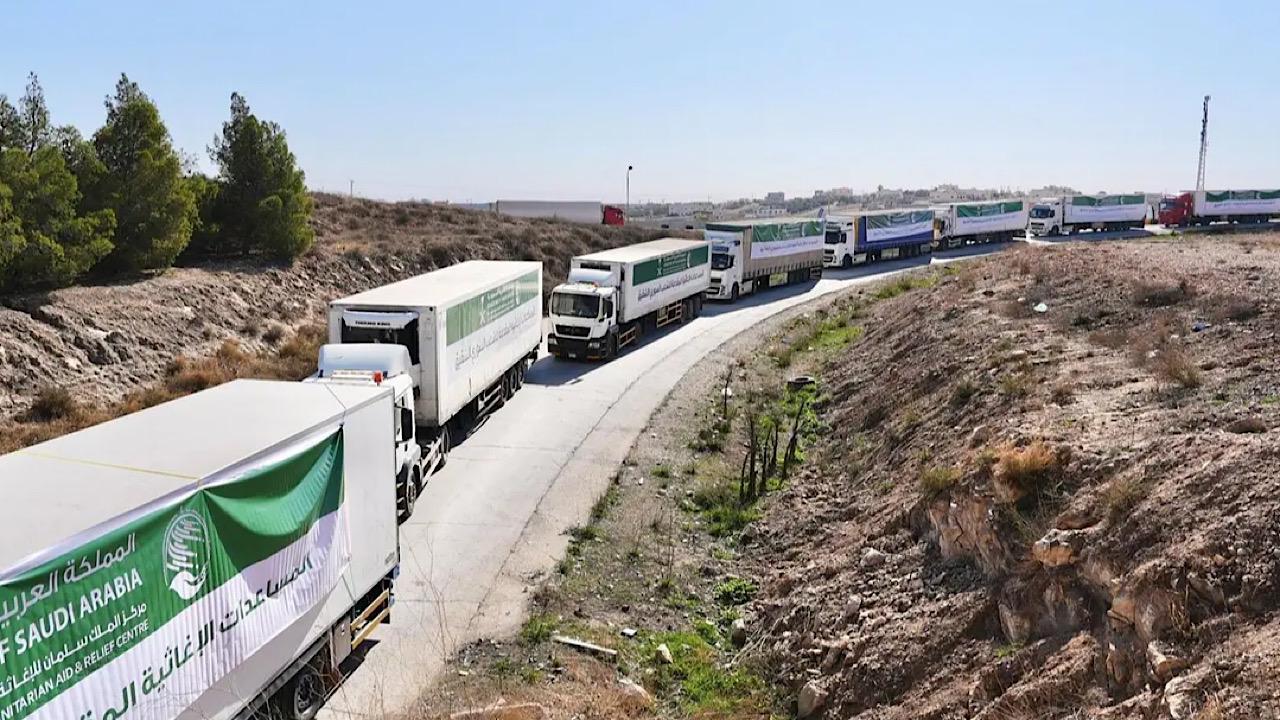 عبور أولى طلائع الجسر البري الإغاثي السعودي لمساعدة سوريا