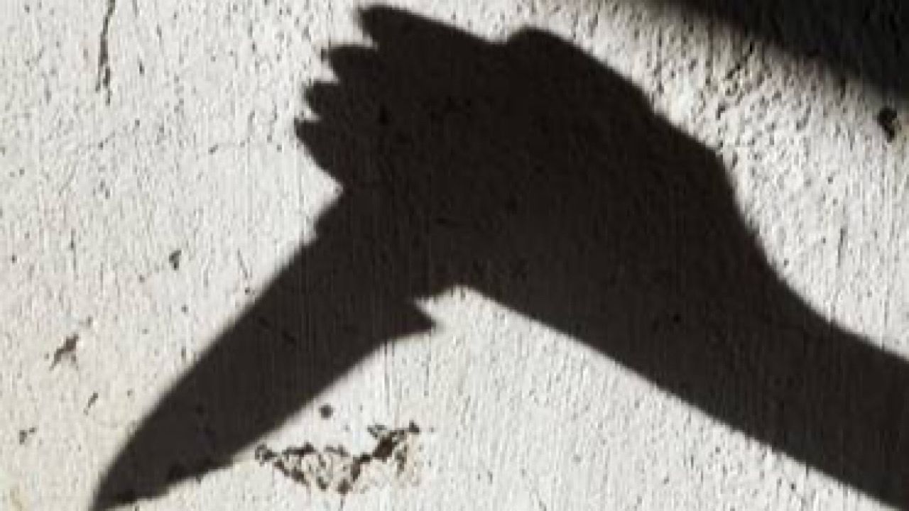 ممرضة تطعن شابا أمام المارة لإجباره على معاشرتها