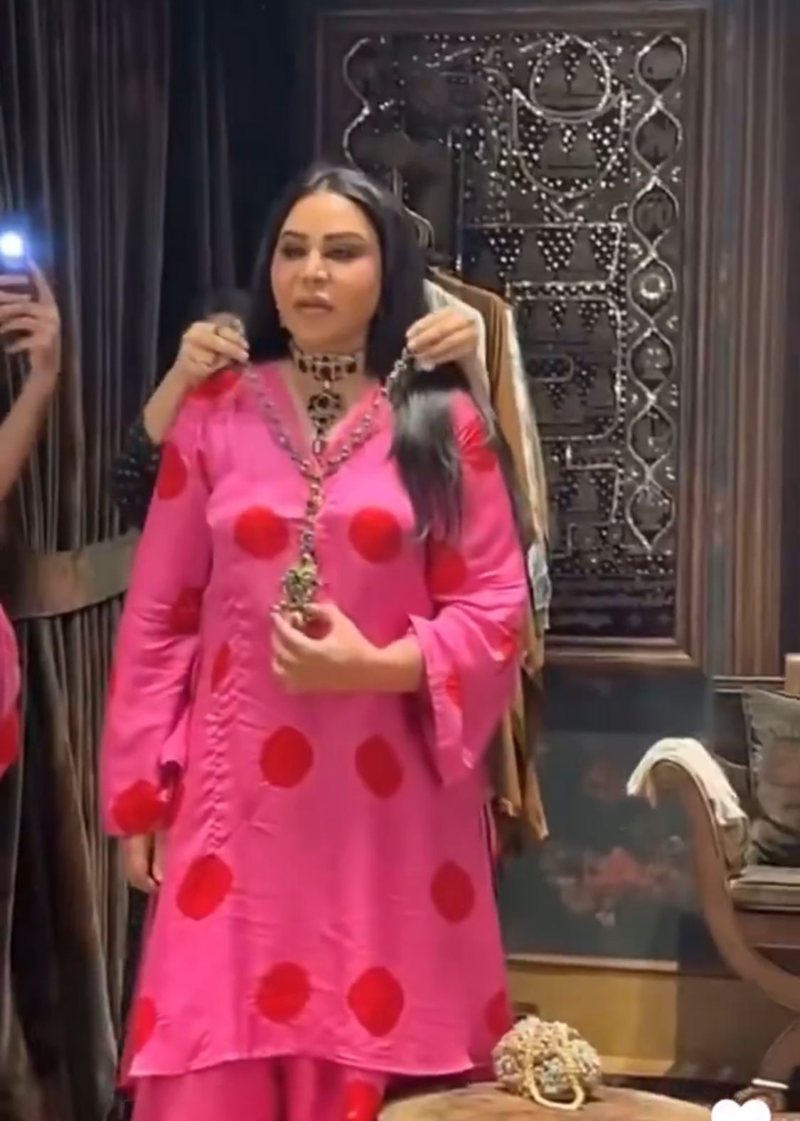 مبارك الهاجري يكشف عن هويات زوجته أحلام .. فيديو