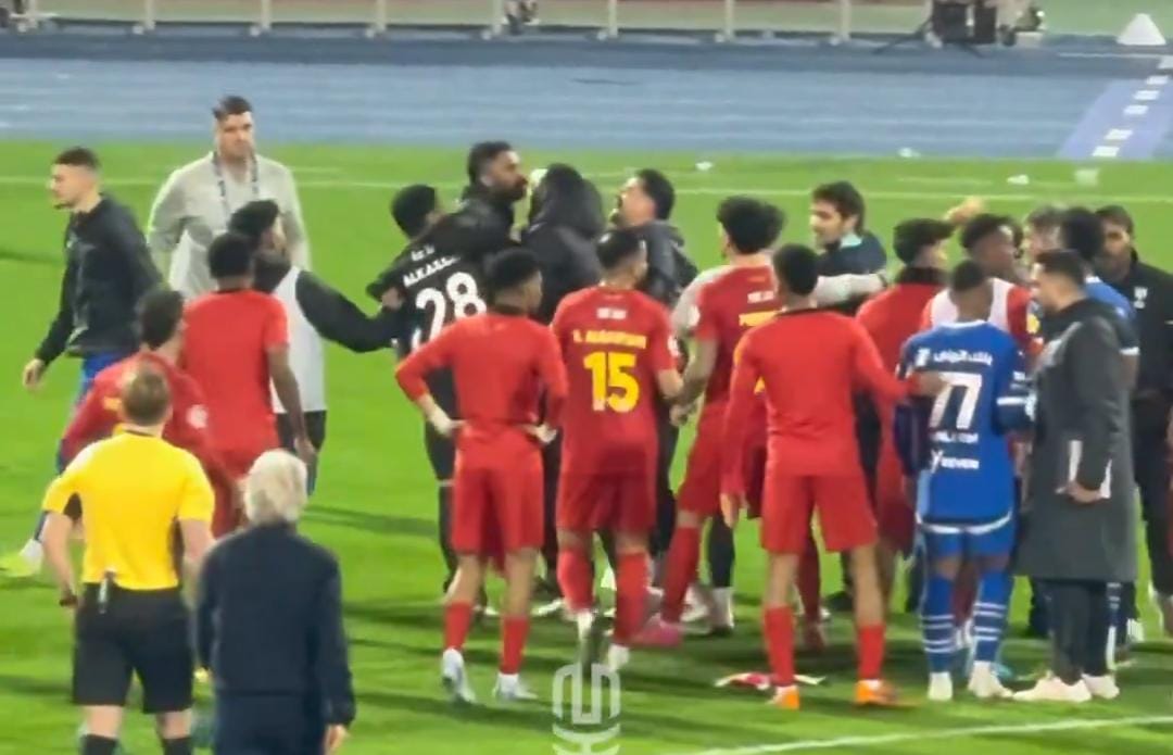 العويس يشتبك مع مدرب القادسية عقب الخسارة .. فيديو