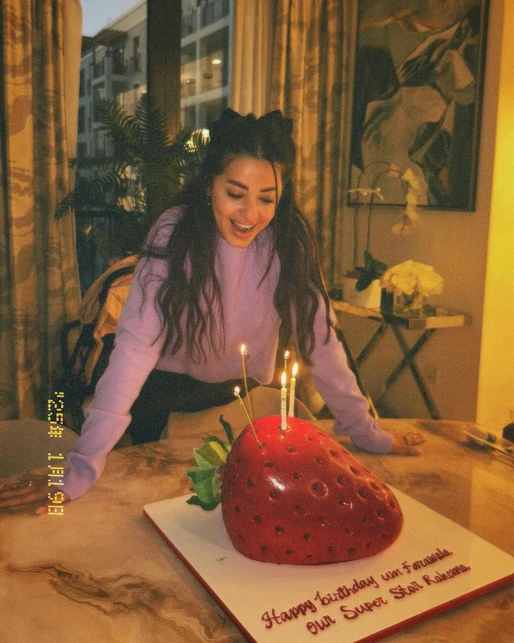 رحمة رياض تحتفل بعيد ميلادها بكعكة بهيئة الفراولة..صور