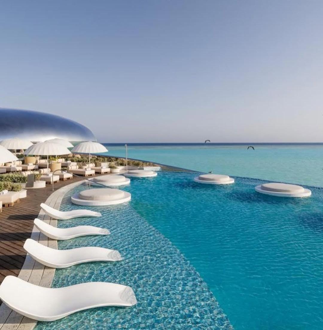 رينارد وزوجته يستمتعان بالإجازة في جزيرة شيبارة .. صور