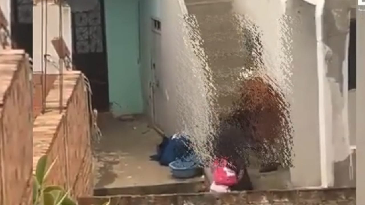 مشهد صادم لمغربي يعتدي على جارته وطفلتها بسبب الإيجار .. فيديو