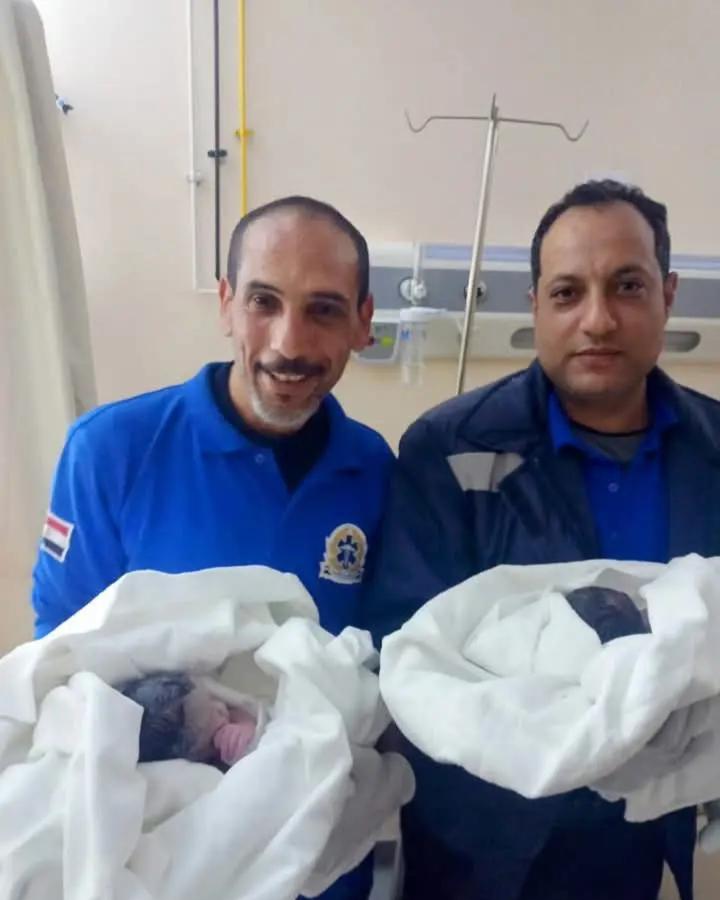  مصرية تضع طفليها التوأم على الطريق بسبب الضباب