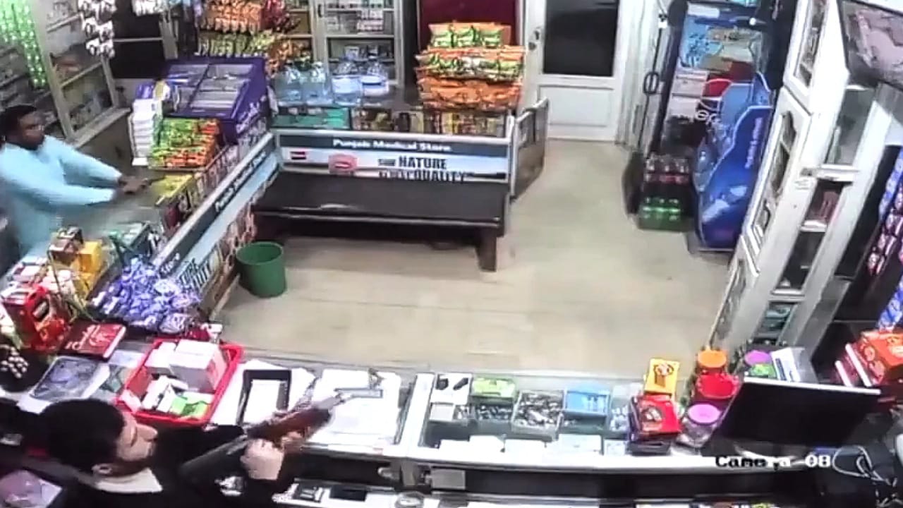 صاحب متجر مسلح يحبط محاولة سرقة جريئة .. فيديو