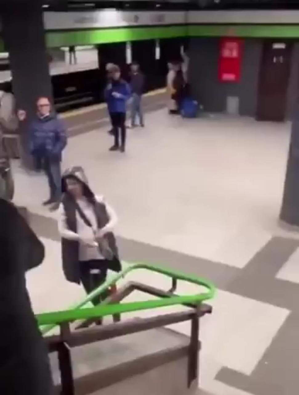 رجل يرش ركاب وسائل النقل بالطلاء بزعم أنهم سارقين.. فيديو