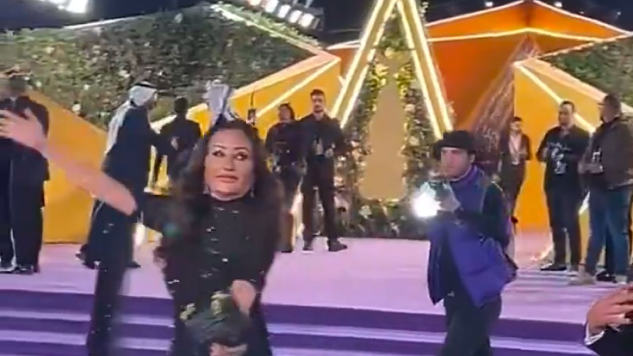 لحظة تعرض الفنانة لطيفة لحادث تصادم في حفل Joy Awards ..فيديو