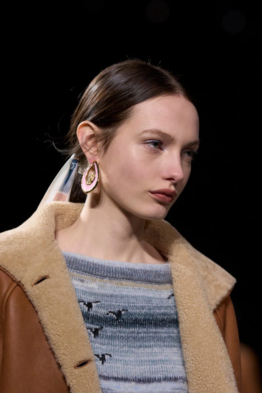 لون عام 2025: Mocha Mousse يسيطر على عالم الجمال والأزياء