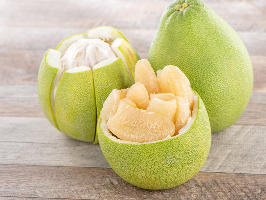 البوملي: فاكهة شتوية بفوائد صحية مذهلة لصحة القلب والبشرة والهضم