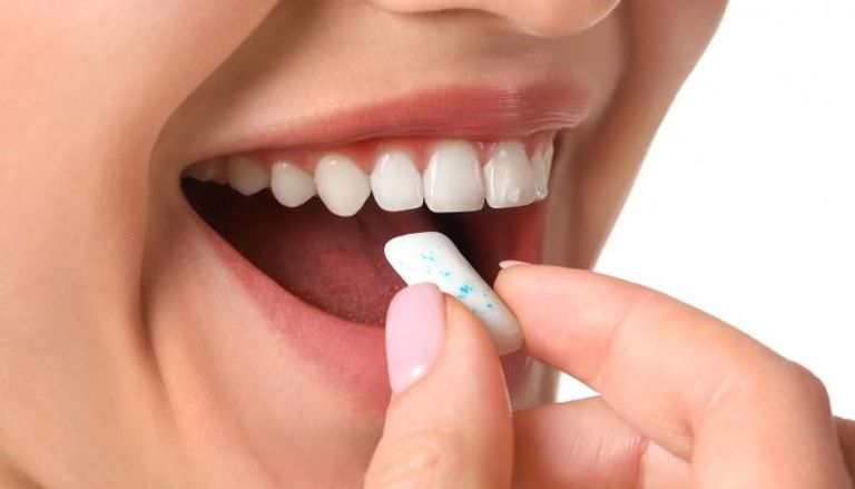 استشاري: مضغ العلك 20 دقيقة بعد الوجبات يقلل من تسوس الأسنان ..فيديو