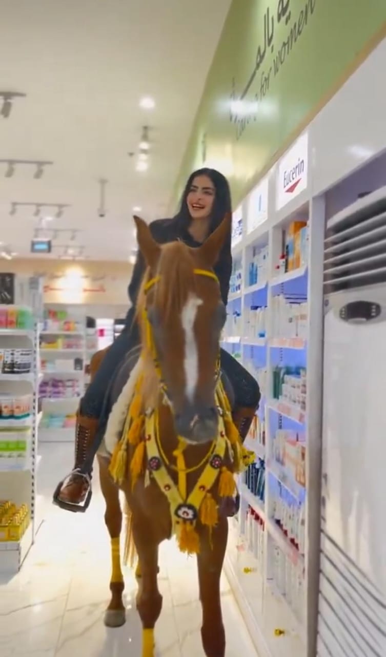 شهد الشمري تتسوق في صيدلية على الخيل.. فيديو