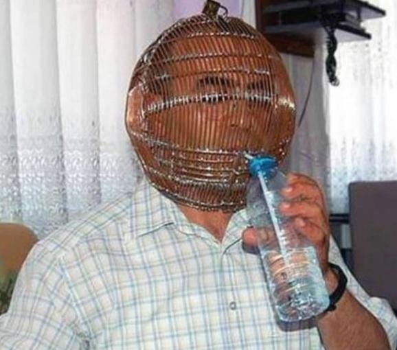 تركي يحبس رأسه في قفص معدني للإقلاع عن التدخين