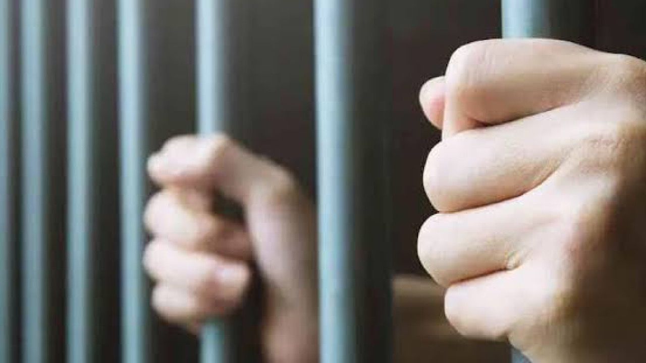 القبض على تيك توكر لنشرها فيديوهات خادشة للحياء