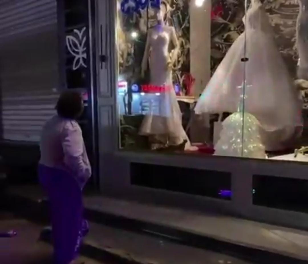 فتاة تبكي أمام محل لفساتين الزفاف بعد وفاة خطيبها في ليلة العرس .. فيديو