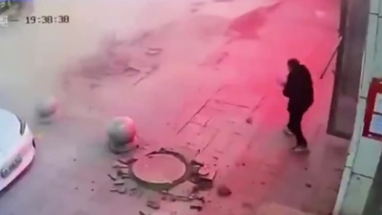 امرأة تنجو بأعجوبة عقب تفجيرها بالوعة صرف صحي بعود ثقاب ..فيديو