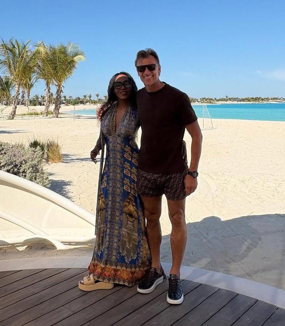 رينارد وزوجته يستمتعان بالإجازة في جزيرة شيبارة .. صور