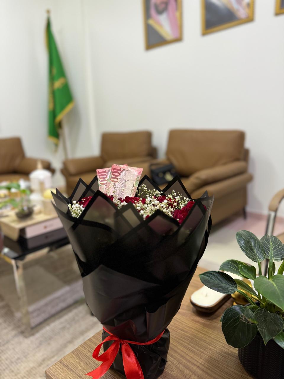 مديرة مدرسة بـ الشفا تكرم حارس يوم تقاعده بطريقة مميزة.. فيديو وصور