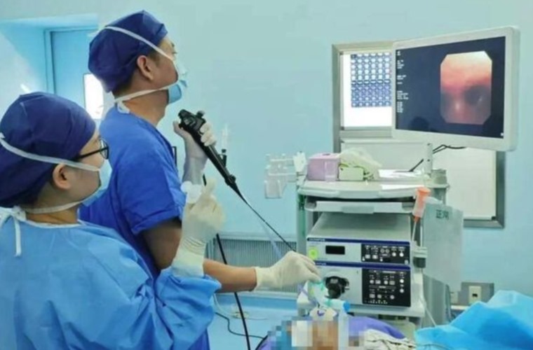 كائن حي يخرج من فم طفل يعاني من السعال.. فيديو