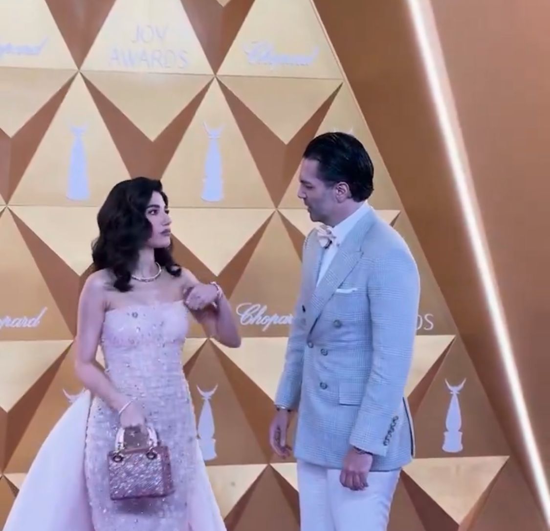 لحظة عفوية تظهر غيرة زوج نارين بيوتي بسبب الفستان في Joy Awards .. فيديو