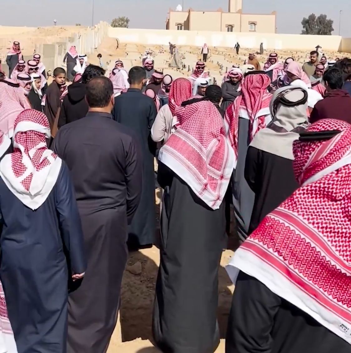 جموع غفيرة من أهالي رفحاء يشيعون جثمان المواطن المقتول بالأردن .. فيديو