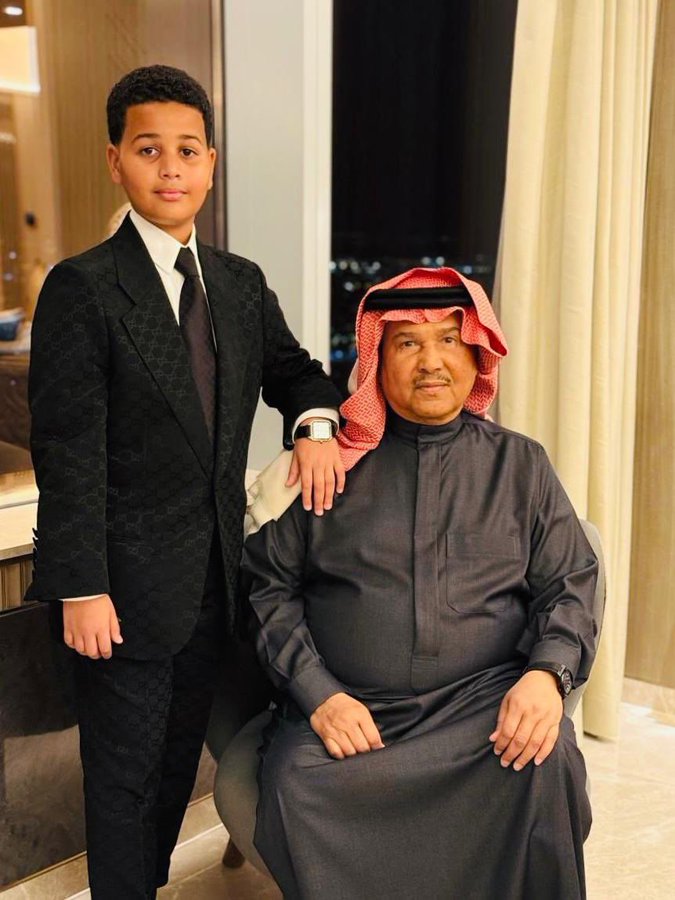 محمد عبده وابنه يصلان إلى حفل جوائز JoyAwards .. فيديو