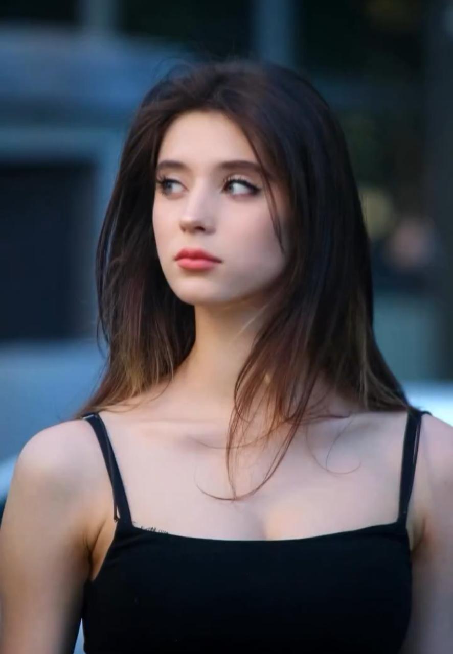 فتاة روسية حسناء تخطف أنظار الجميع خلال عملها بـ مطاعم .. فيديو